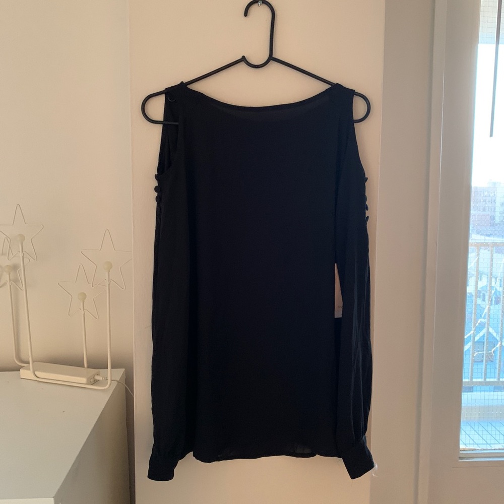 🍄Nwt. Black long sleeve cold shoulder blouse
